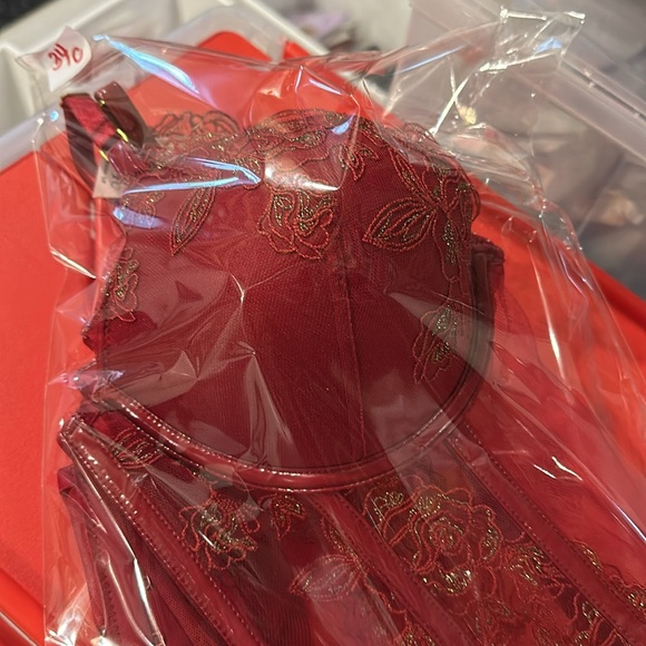 Victoria’s Secret VERY SEXY
Midnight Affair Embroidery Push-Up Corset To… - Picture 8 of 8